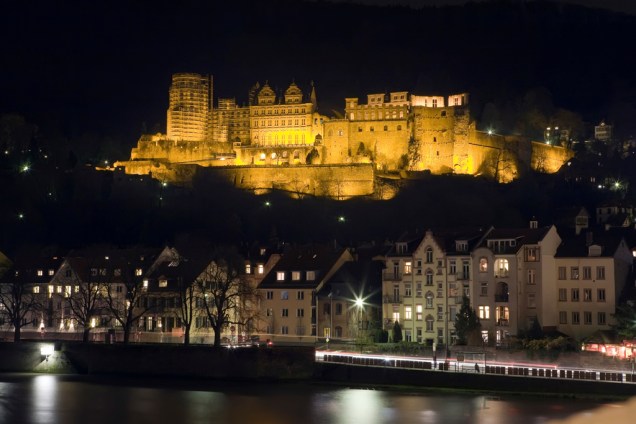 Vista do castelo à noite, onde, durante o verão, são realizados concertos, espetáculos, banquetes e bailes ao ar livre