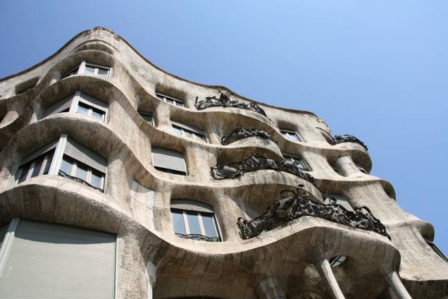 A Casa Milá, obra de Antoni Gaudí, é outra construção de Barcelona marcante por suas formas
