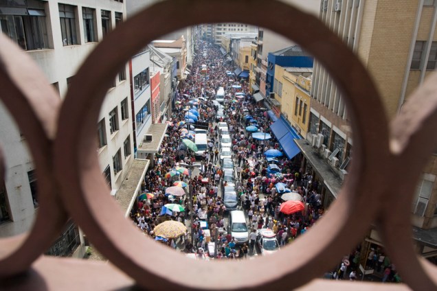 A façanha na Rua 25 de Março é disputar espaço com as 400 mil pessoas que passam diariamente em busca de produtos com os preços mais baixos da cidade