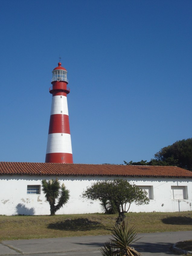 A luz do centenário Farol Punta Mangotes ainda orienta os navegadores que se aproximam do litoral. No seu interior, há uma sala histórica