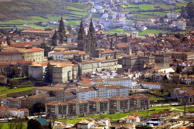 Segundo a tradição, o corpo do Apóstolo Tiago teria sido enterrado secretamente na cidade, o que colocou Santiago de Compostela no mapa de milhares de peregrinos Segundo a tradição, o corpo do Apóstolo Tiago teria sido enterrado secretamente na cidade, o que colocou Santiago de Compostela no mapa de milhares de peregrinos