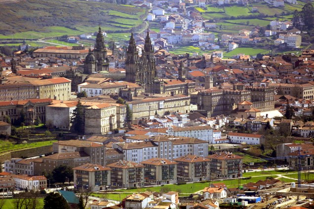 Segundo a tradição, o corpo do Apóstolo Tiago teria sido enterrado secretamente na cidade, o que colocou Santiago de Compostela no mapa de milhares de peregrinos