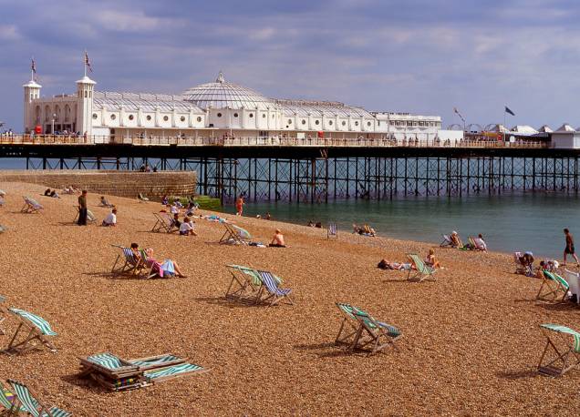 Menos de 100 quilômetros ao sul de Londres, Brighton é um dos balneários favoritos dos londrinos. De trem a partir de Londres, é possível chegar à cidade em apenas uma hora Menos de 100 quilômetros ao sul de Londres, Brighton é um dos balneários favoritos dos londrinos. De trem a partir de Londres, é possível chegar à cidade em apenas uma hora