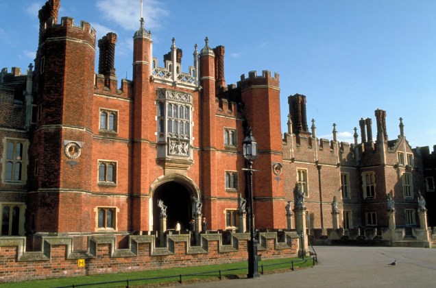 O Palácio Hampton Court, no subúrbio de Londres, possui atrativos como as enormes cozinhas, a capela real e os belos jardins O Palácio Hampton Court, no subúrbio de Londres, possui atrativos como as enormes cozinhas, a capela real e os belos jardins