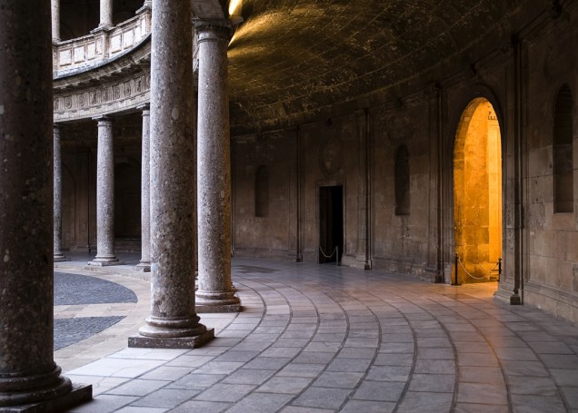 O palácio de Carlos V é a intervenção cristã mais visível e polêmica no Alhambra por ser um tanto deslocado do resto do conjunto