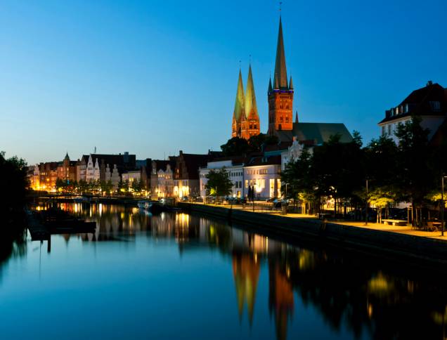 Patrimônio da Humanidade, Lübeck tem um centro histórico do período medieval com prédios de arquitetura gótica e tijolos vermelhos à mostra