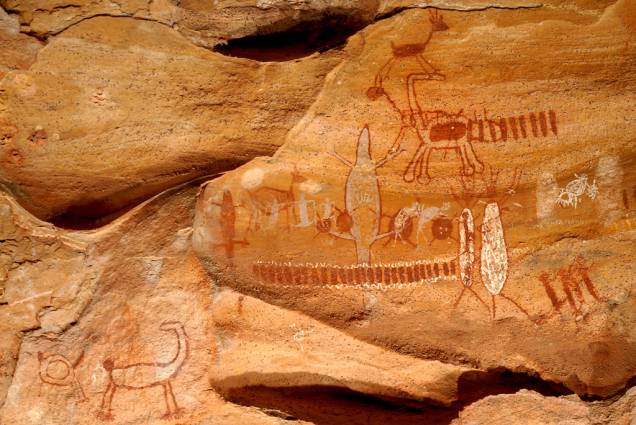 Espalhadas por paredões de rochas sedimentares de arenito, o Parque Nacional da Serra da Capivara tem mais de 30 mil pinturas rupestres