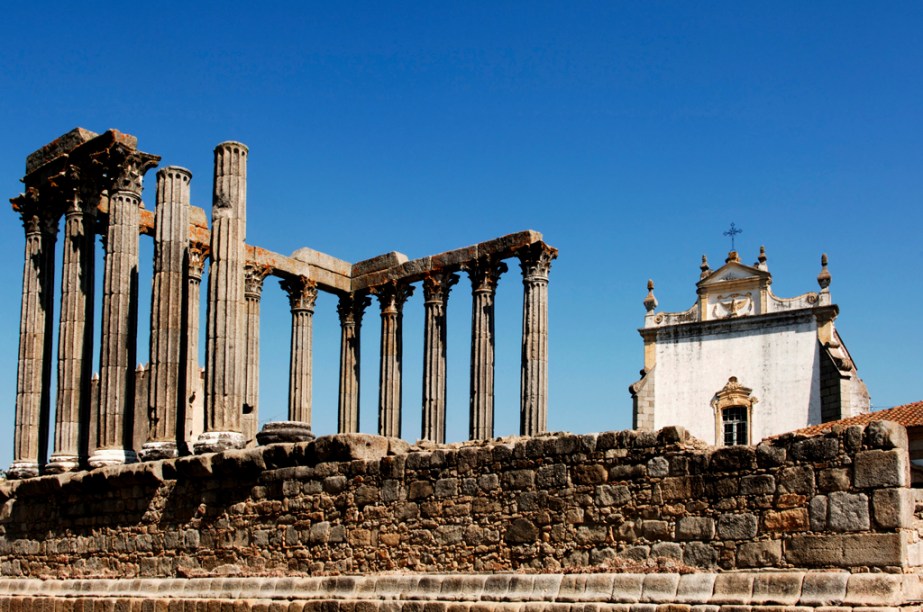 Durante a ocupação romana da Península Ibérica, Évora foi elevada à categoria de município por Júlio César