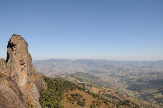 <strong><a href="/cidades/br-sp-sao-bento-do-sapucai" target="_blank">São Bento do Sapucaí</a> (1 dia):</strong> a <a href="https://viagemeturismo.abril.com.br/atracao/pedra-do-bau/">Pedra do Baú</a> brilha como cartão-postal, a 1 950 m de altitude, atraindo amantes do trekking e das escaladas. As pousadinhas charmosas e os bons ateliês de artesãos locais também compensam a viagem.