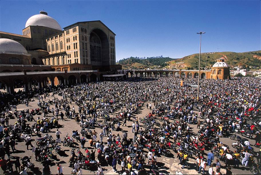 Missa campal para os participantes da motorromaria em homenagem a Nossa Senhora Aparecida, a padroeira dos motociclistas, na frente da Basílica de Aparecida
