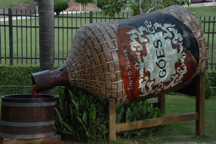 Garrafão decora a Vinícola Góes, na Estrada do Vinho