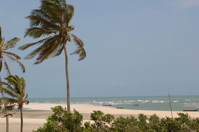 Dunas, coqueiros e mar verde caracterizam a Praia de Tatajuba Dunas, coqueiros e mar verde caracterizam a Praia de Tatajuba