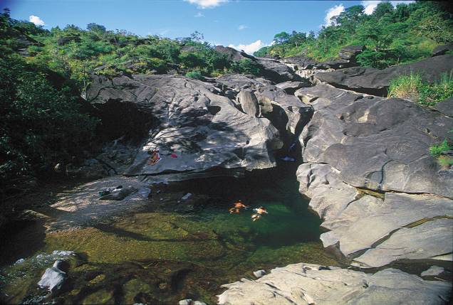 A Chapada dos Veadeiros abriga rios cristalinos, cachoeiras de mais de 100 metros, trilhas e paredões de pedra. O Parque Nacional da Chapada dos Veadeiros foi declarado Patrimônio Mundial pela Unesco em 2001. <a href="https://www.booking.com/searchresults.pt-br.html?aid=332455&sid=605c56653290b80351df808102ac423d&sb=1&src=searchresults&src_elem=sb&error_url=https%3A%2F%2Fwww.booking.com%2Fsearchresults.pt-br.html%3Faid%3D332455%3Bsid%3D605c56653290b80351df808102ac423d%3Bcity%3D-634931%3Bclass_interval%3D1%3Bdest_id%3D-631584%3Bdest_type%3Dcity%3Bdtdisc%3D0%3Bfrom_sf%3D1%3Bgroup_adults%3D2%3Bgroup_children%3D0%3Binac%3D0%3Bindex_postcard%3D0%3Blabel_click%3Dundef%3Bno_rooms%3D1%3Boffset%3D0%3Bpostcard%3D0%3Braw_dest_type%3Dcity%3Broom1%3DA%252CA%3Bsb_price_type%3Dtotal%3Bsearch_selected%3D1%3Bsrc%3Dsearchresults%3Bsrc_elem%3Dsb%3Bss%3DBrotas%252C%2520%25E2%2580%258BS%25C3%25A3o%2520Paulo%252C%2520%25E2%2580%258BBrasil%3Bss_all%3D0%3Bss_raw%3DBrotas%3Bssb%3Dempty%3Bsshis%3D0%3Bssne_untouched%3DCapara%25C3%25B3%26%3B&ss=Chapada+dos+Veadeiros%2C+Brasil&ssne=Brotas&ssne_untouched=Brotas&city=-631584&checkin_monthday=&checkin_month=&checkin_year=&checkout_monthday=&checkout_month=&checkout_year=&group_adults=2&group_children=0&no_rooms=1&from_sf=1&ss_raw=Chapada+dos+Veadeiros&ac_position=0&ac_langcode=xb&dest_id=5364&dest_type=region&place_id_lat=-14.100588&place_id_lon=-47.578909&search_pageview_id=8a2999aad3560235&search_selected=true&search_pageview_id=8a2999aad3560235&ac_suggestion_list_length=5&ac_suggestion_theme_list_length=0" target="_blank" rel="noopener"><em>Busque hospedagens na Chapada dos Veadeiros</em></a>