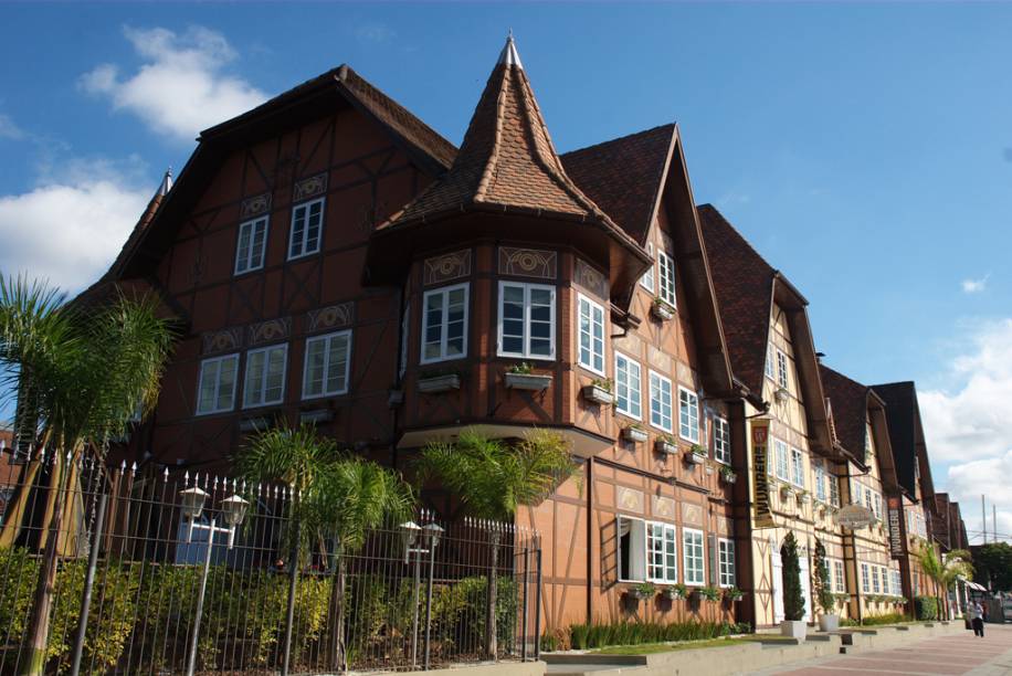 <a href="http://viajeaqui.abril.com.br/estabelecimentos/br-sc-blumenau-atracao-parque-vila-germanica" rel="Via Germânica" target="_blank">Parque Vila Germânica</a>, em <a href="http://viajeaqui.abril.com.br/cidades/br-sc-blumenau" rel="Blumenau (SC)" target="_blank">Blumenau (SC)</a>
