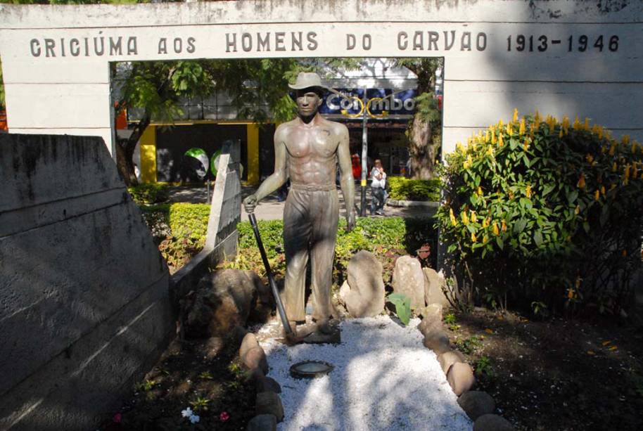 Monumento ao Mineiro. Fundada por imigrantes italianos, Criciúma tem uma das maiores reservas de carvão mineral do país