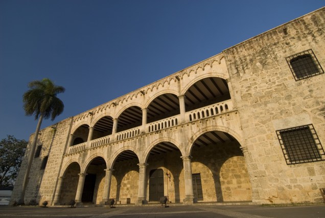 O Alcázar de Colón é um imponente castelo feito de pedras coralinas onde morou Don Diego Colón, filho do descobridor. A construção não tem nenhum prego em sua estrutura: portas e janelas estão apoiadas sobre dobradiças