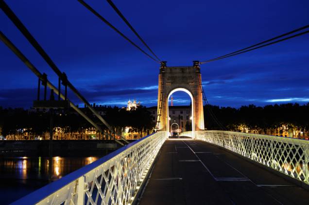 Ponte de Lyon com iluminação noturna