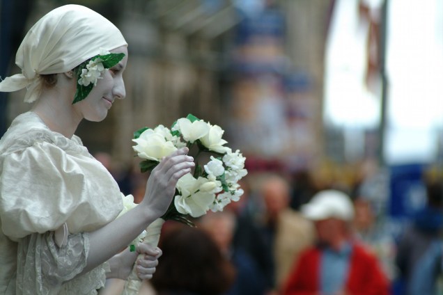 Atriz faz performance de rua durante o Festival de Edimburgo, em que por três semanas, entre agosto e setembro, a cidade transforma-se num palco global de música, dança, teatro e artes visuais