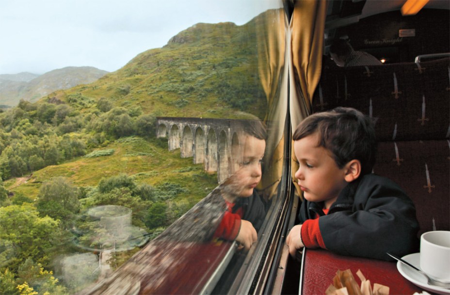 O pequeno Martin na janela do Expresso Hogwarts, durante a passagem pelo Viaduto Glenfinnan