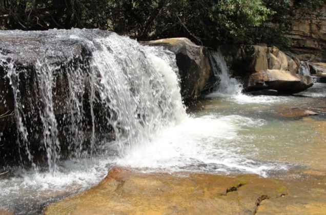 Lajedo é nome atribuído à perfeição do acabamento das rochas que cobrem uma grande área no leito do rio Bisnau, Goiás. O rio possui uma cachoeira com cerca de 2 metros de altura e forma cascatas com desníveis que chegam a 10 metros, terminando em um poço de águas cristalinas com 3 metros de profundidade