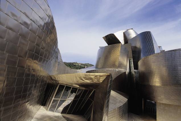 O Museu Guggenheim de Bilbao se destaca por suas curvas e formas de titânio O Museu Guggenheim de Bilbao se destaca por suas curvas e formas de titânio