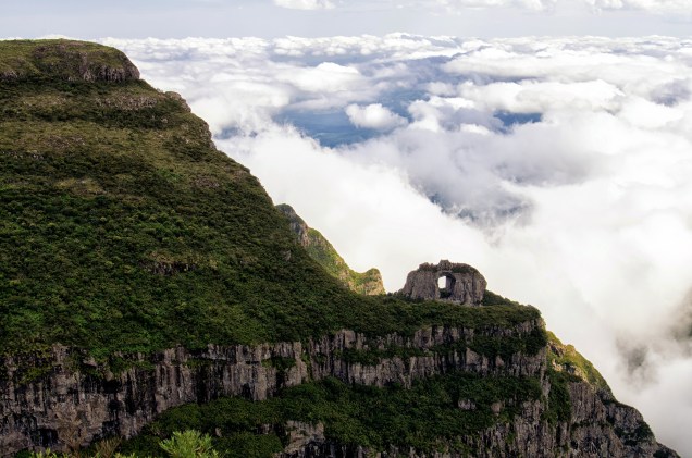 Os três parques nacionais somam mais de 40 mil hectares na fronteira entre <a href="https://viajeaqui.abril.com.br/estados/br-rio-grande-do-sul" target="_blank">Rio Grande do Sul</a> e <a href="https://viajeaqui.abril.com.br/estados/br-santa-catarina" target="_blank">Santa Catarina</a>. É possível acampar em um ou dois lugares diferentes e usá-los como base para explorar as montanhas e cânions em volta. São diversas trilhas que podem ser percorridas de bicicleta, que passam pelos 64 cânions da região, algumas exigem bastante preparo físico. Os mais famosos são os do <a href="https://viajeaqui.abril.com.br/estabelecimentos/br-rs-cambara-do-sul-atracao-canion-do-itaimbezinho" target="_blank">Itaimbezinho</a>, <a href="https://viajeaqui.abril.com.br/estabelecimentos/br-rs-cambara-do-sul-atracao-canion-da-fortaleza" target="_blank">Fortaleza</a>, <a href="https://viajeaqui.abril.com.br/estabelecimentos/br-rs-cambara-do-sul-atracao-trilha-para-as-piscinas-do-malacara" target="_blank">Malacara</a>, Churriado e Coroados. O cânion do Itaimbezinho tem profundidade de mais de 1.500 metros, mais que o <a href="https://viajeaqui.abril.com.br/estabelecimentos/estados-unidos-las-vegas-atracao-grand-canyon" target="_blank">Grand Canyon</a>, nos Estados Unidos! No Parque São Joaquim, apesar das montanhas, há vários trechos planos bons para pedalar – e a vista estonteante do <a href="https://viajeaqui.abril.com.br/estabelecimentos/br-sc-urubici-atracao-morro-da-igreja" target="_blank">Morro da Igreja</a> (foto), que tem 1822 metros de altitude e temperaturas abaixo de zero no inverno Os três parques nacionais somam mais de 40 mil hectares na fronteira entre <a href="https://viajeaqui.abril.com.br/estados/br-rio-grande-do-sul" target="_blank">Rio Grande do Sul</a> e <a href="https://viajeaqui.abril.com.br/estados/br-santa-catarina" target="_blank">Santa Catarina</a>. É possível acampar em um ou dois lugares diferentes e usá-los como base para explorar as montanhas e cânions em volta. São diversas trilhas que podem ser percorridas de bicicleta, que passam pelos 64 cânions da região, algumas exigem bastante preparo físico. Os mais famosos são os do <a href="https://viajeaqui.abril.com.br/estabelecimentos/br-rs-cambara-do-sul-atracao-canion-do-itaimbezinho" target="_blank">Itaimbezinho</a>, <a href="https://viajeaqui.abril.com.br/estabelecimentos/br-rs-cambara-do-sul-atracao-canion-da-fortaleza" target="_blank">Fortaleza</a>, <a href="https://viajeaqui.abril.com.br/estabelecimentos/br-rs-cambara-do-sul-atracao-trilha-para-as-piscinas-do-malacara" target="_blank">Malacara</a>, Churriado e Coroados. O cânion do Itaimbezinho tem profundidade de mais de 1.500 metros, mais que o <a href="https://viajeaqui.abril.com.br/estabelecimentos/estados-unidos-las-vegas-atracao-grand-canyon" target="_blank">Grand Canyon</a>, nos Estados Unidos! No Parque São Joaquim, apesar das montanhas, há vários trechos planos bons para pedalar – e a vista estonteante do <a href="https://viajeaqui.abril.com.br/estabelecimentos/br-sc-urubici-atracao-morro-da-igreja" target="_blank">Morro da Igreja</a> (foto), que tem 1822 metros de altitude e temperaturas abaixo de zero no inverno