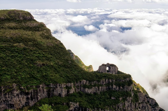 Os três parques nacionais somam mais de 40 mil hectares na fronteira entre <a href="https://viajeaqui.abril.com.br/estados/br-rio-grande-do-sul" target="_blank">Rio Grande do Sul</a> e <a href="https://viajeaqui.abril.com.br/estados/br-santa-catarina" target="_blank">Santa Catarina</a>. É possível acampar em um ou dois lugares diferentes e usá-los como base para explorar as montanhas e cânions em volta. São diversas trilhas que podem ser percorridas de bicicleta, que passam pelos 64 cânions da região, algumas exigem bastante preparo físico. Os mais famosos são os do <a href="https://viajeaqui.abril.com.br/estabelecimentos/br-rs-cambara-do-sul-atracao-canion-do-itaimbezinho" target="_blank">Itaimbezinho</a>, <a href="https://viajeaqui.abril.com.br/estabelecimentos/br-rs-cambara-do-sul-atracao-canion-da-fortaleza" target="_blank">Fortaleza</a>, <a href="https://viajeaqui.abril.com.br/estabelecimentos/br-rs-cambara-do-sul-atracao-trilha-para-as-piscinas-do-malacara" target="_blank">Malacara</a>, Churriado e Coroados. O cânion do Itaimbezinho tem profundidade de mais de 1.500 metros, mais que o <a href="https://viajeaqui.abril.com.br/estabelecimentos/estados-unidos-las-vegas-atracao-grand-canyon" target="_blank">Grand Canyon</a>, nos Estados Unidos! No Parque São Joaquim, apesar das montanhas, há vários trechos planos bons para pedalar – e a vista estonteante do <a href="https://viajeaqui.abril.com.br/estabelecimentos/br-sc-urubici-atracao-morro-da-igreja" target="_blank">Morro da Igreja</a> (foto), que tem 1822 metros de altitude e temperaturas abaixo de zero no inverno