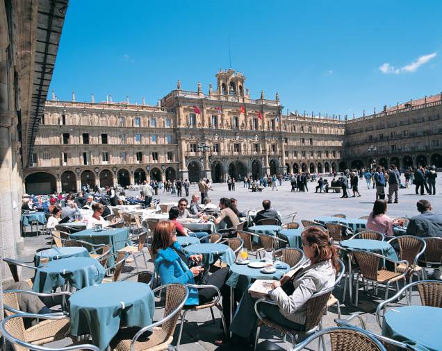 A Plaza Mayor de Salamanca está sempre repleta de artistas, estudantes e turistas nos convidativos cafés