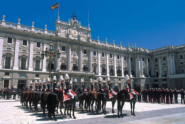 Arquitetos italianos e artistas franceses foram convidados para projetar e decorar os quase 3000 cômodos do Palácio Real em Madri Arquitetos italianos e artistas franceses foram convidados para projetar e decorar os quase 3000 cômodos do Palácio Real em Madri
