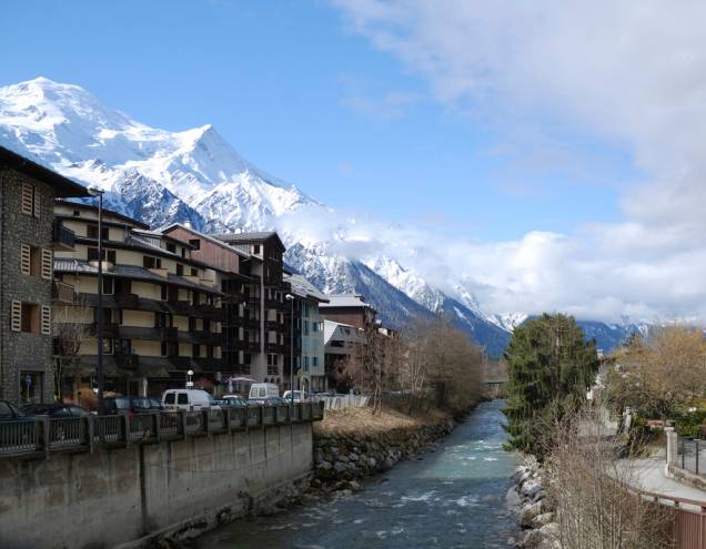 A mais de mil metros de altitude, o município francês mais próximo do Mont Blanc, Chamonix-Mont Blanc, tem impecáveis casinhas nas encostas