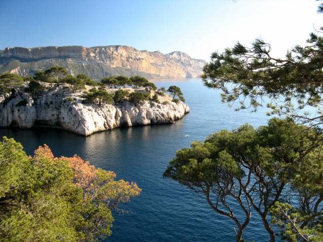A 32 quilômetros de Marselha, as calanques de Cassis são Impressionantes formações rochosas que mergulham no mar azul-turquesa A 32 quilômetros de Marselha, as calanques de Cassis são Impressionantes formações rochosas que mergulham no mar azul-turquesa