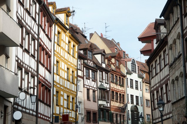 Dentro das muralhas construídas na Idade Média se concentram as igrejas, bares e restaurantes, principais atrações de Nuremberg