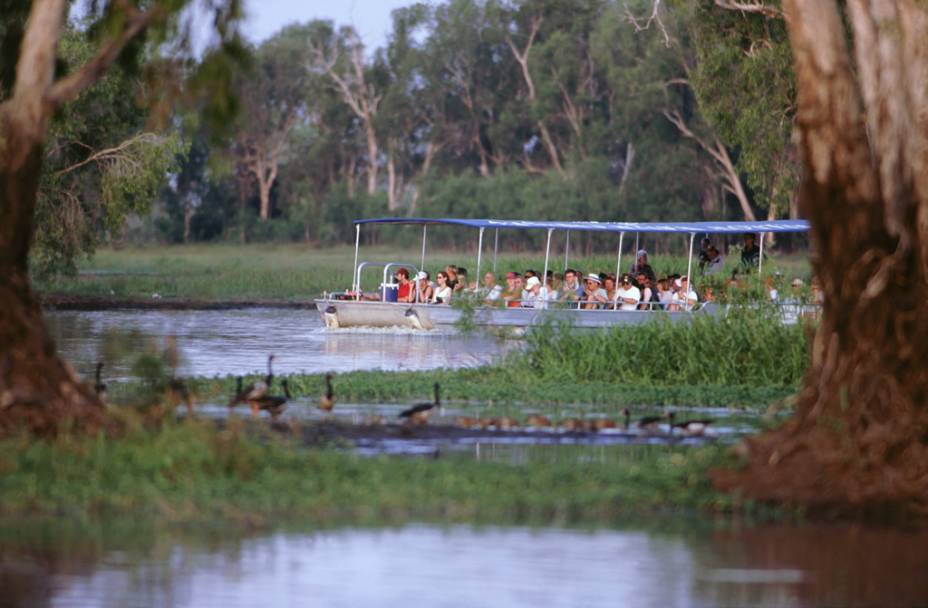 Uma visita ao Parque Nacional de Kakadu, a 257 quilômetros de Darwin, pode incluir uma passeio de barco pela Yellow Water, uma parte do rio da região Uma visita ao Parque Nacional de Kakadu, a 257 quilômetros de Darwin, pode incluir uma passeio de barco pela Yellow Water, uma parte do rio da região