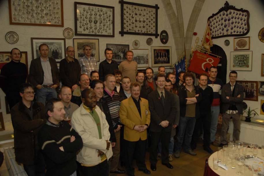 O <strong>Leuven </strong>é um rito de passagem para homens de 40 anos que fomenta o sentimento de comunidade em várias cidades da <strong>Bélgica</strong>. Os grupos participam de atividades sociais e filantrópicas durante dez anos. Cada grupo tem sua própria medalha, bandeira e uniforme O <strong>Leuven </strong>é um rito de passagem para homens de 40 anos que fomenta o sentimento de comunidade em várias cidades da <strong>Bélgica</strong>. Os grupos participam de atividades sociais e filantrópicas durante dez anos. Cada grupo tem sua própria medalha, bandeira e uniforme