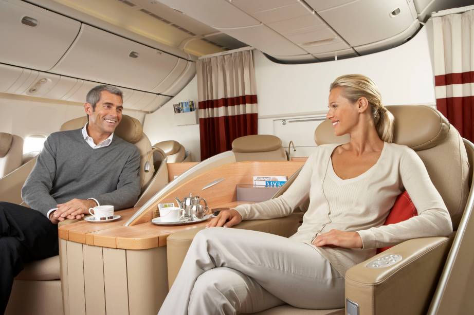 <strong>Air France</strong><br /><br />O passageiro que voa na La Première, serviço de primeira classe da Air France, não precisa se preocupar com suas bagagens, muito menos com filas e aborrecimentos. Eles são recebidos em um ambiente privativo por funcionários que fazem todo o despacho da bagagem no aeroporto Charles De Gaulle, em Paris. Ao embarcar, o passageiro recebe um kit de amenities da grife francesa Lanvin, que inclui hidratante e creme para mãos, além de máscara relaxante para os olhos e itens de toucador. Na hora da refeição, o viajante terá a sua disposição um cardápio planejado pelos chefs Joël Robuchon, Guy Martin, e Jacques Le Divellec. As poltronas têm mais de dois metros de comprimento e diversos graus de reclinação.<br /><strong>Quanto custa:</strong> o trecho de São Paulo a Paris (ida e volta) custa a partir de R$ 26.079,56, mais as taxas de embarque <strong>Air France</strong><br /><br />O passageiro que voa na La Première, serviço de primeira classe da Air France, não precisa se preocupar com suas bagagens, muito menos com filas e aborrecimentos. Eles são recebidos em um ambiente privativo por funcionários que fazem todo o despacho da bagagem no aeroporto Charles De Gaulle, em Paris. Ao embarcar, o passageiro recebe um kit de amenities da grife francesa Lanvin, que inclui hidratante e creme para mãos, além de máscara relaxante para os olhos e itens de toucador. Na hora da refeição, o viajante terá a sua disposição um cardápio planejado pelos chefs Joël Robuchon, Guy Martin, e Jacques Le Divellec. As poltronas têm mais de dois metros de comprimento e diversos graus de reclinação.<br /><strong>Quanto custa:</strong> o trecho de São Paulo a Paris (ida e volta) custa a partir de R$ 26.079,56, mais as taxas de embarque