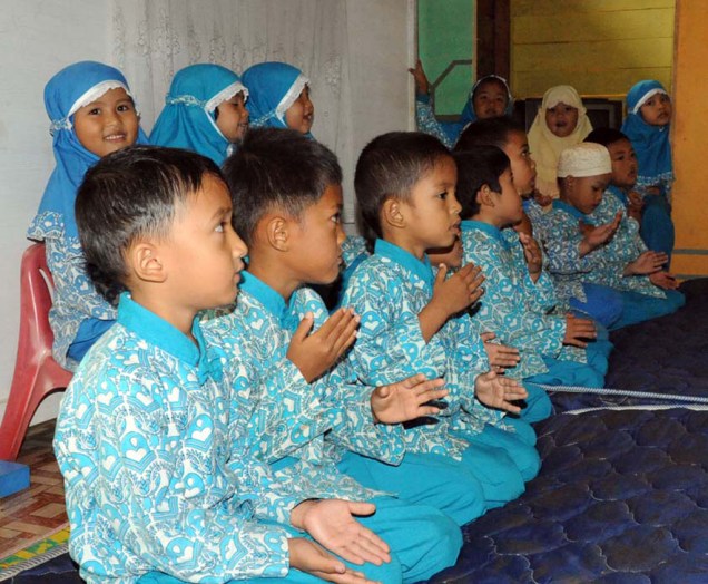 A dança <strong>Saman </strong>é realizada por crianças na ilha de Sumatra, na <strong>Indonésia</strong>. Sentados de joelhos ou de cócoras, os dançarinos batem palmas, batem no peito e nas coxas, estalam os dedos e balançam a cabeça