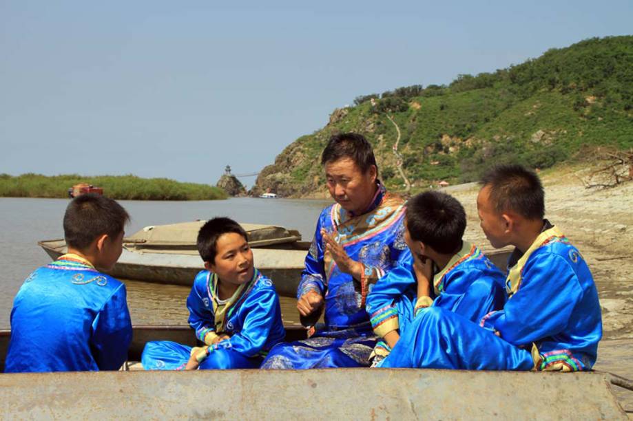 A arte narrativa <strong>Yimakan </strong>do povo hezchen, na <strong>China</strong>, fala sobre batalhas e vitórias dos heróis locais contra monstros e invasores. Os narradores usam melodias diferentes para representar os vários personagens e temas, já que a narração não é acompanhada por instrumentos musicais A arte narrativa <strong>Yimakan </strong>do povo hezchen, na <strong>China</strong>, fala sobre batalhas e vitórias dos heróis locais contra monstros e invasores. Os narradores usam melodias diferentes para representar os vários personagens e temas, já que a narração não é acompanhada por instrumentos musicais