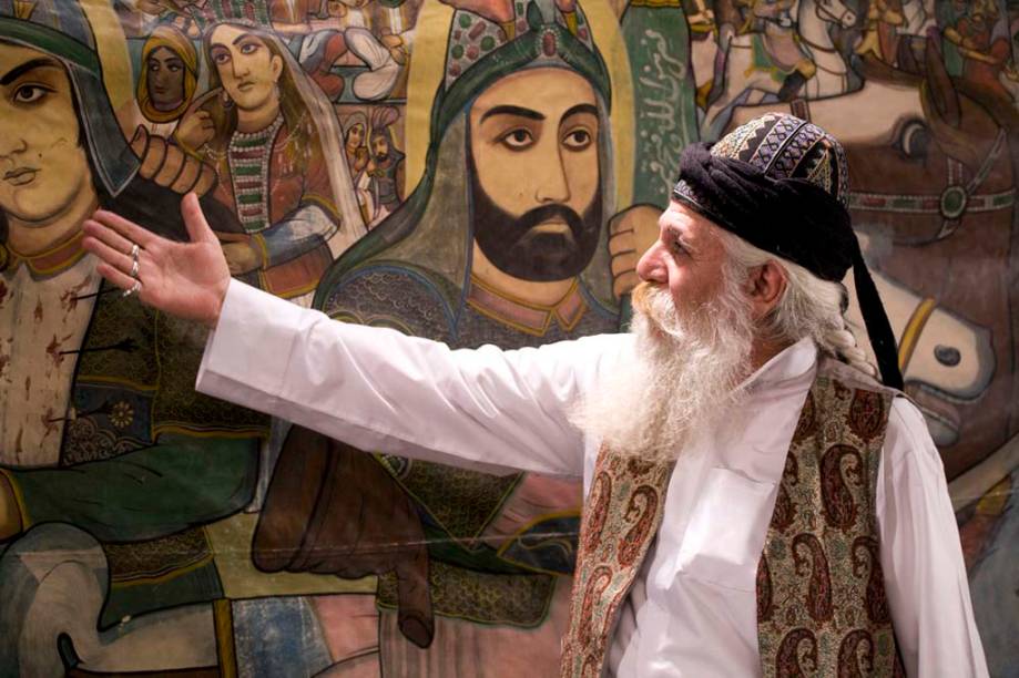 O <strong>Naqqāli </strong>é uma antiga representação teatral no <strong>Irã</strong>, realizada tanto nas cortes como nas aldeias. O narrador, chamado naqqāl, recita histórias, em prosa ou verso, que podem ser acompanhados por música. O objetivo é transmitir a literatura e cultura persas O <strong>Naqqāli </strong>é uma antiga representação teatral no <strong>Irã</strong>, realizada tanto nas cortes como nas aldeias. O narrador, chamado naqqāl, recita histórias, em prosa ou verso, que podem ser acompanhados por música. O objetivo é transmitir a literatura e cultura persas