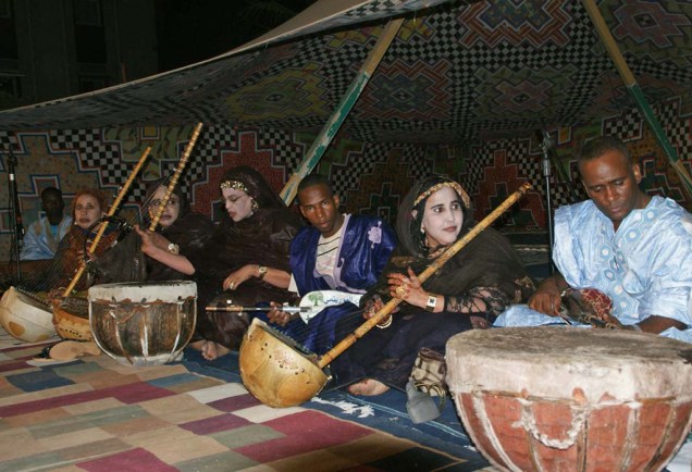 O <strong>T’heydinn </strong>compreende dezenas de poemas que exaltam os feitos dos emires e sultões mouros, acompanhadas por tambores, saltérios e harpas. Estes espetáculos celebram a paz em reuniões tribais e familiares na <strong>Mauritânia</strong>
