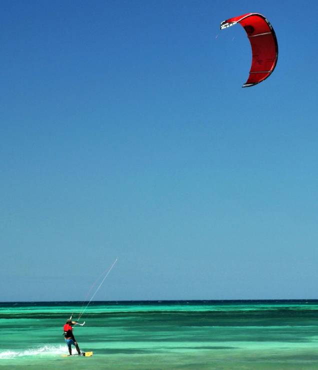 Kitesurfing é uma das muitas opções de esportes que Aruba oferece ao turista