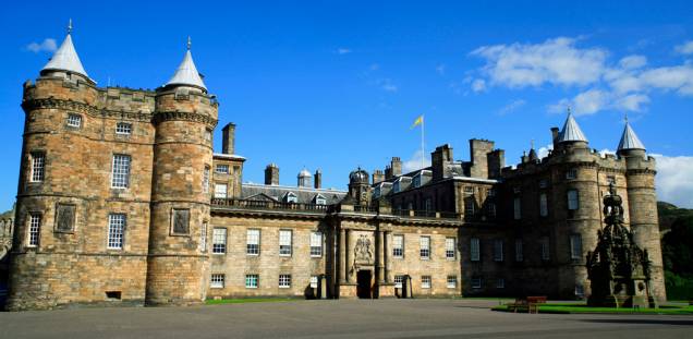 A atual monarca, Elizabeth II, usa o Holyroodhouse, em Edimburgo, como residência oficial em suas visitas à <a href="http://viajeaqui.abril.com.br/paises/escocia" rel="Escócia" target="_blank">Escócia</a>, quando suntuosas cerimônias são organizadas em seus belos aposentos