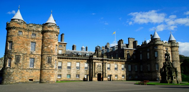 A atual monarca, Elizabeth II, usa o Holyroodhouse, em Edimburgo, como residência oficial em suas visitas à <a href="https://viajeaqui.abril.com.br/paises/escocia" rel="Escócia" target="_blank">Escócia</a>, quando suntuosas cerimônias são organizadas em seus belos aposentos