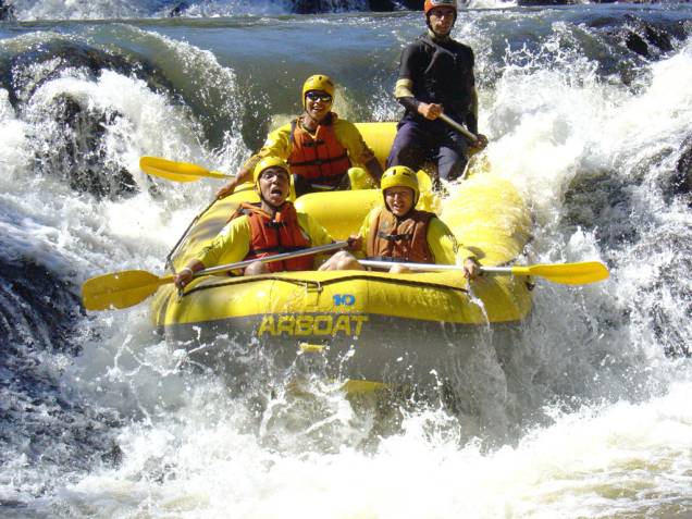 Turistas praticando rafting