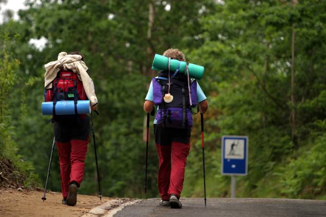 Há séculos peregrinos enfrentam uma longa caminhada para ver e contemplar o local onde estaria enterrado o corpo do Apóstolo Tiago, em Santiago de Compostela Há séculos peregrinos enfrentam uma longa caminhada para ver e contemplar o local onde estaria enterrado o corpo do Apóstolo Tiago, em Santiago de Compostela