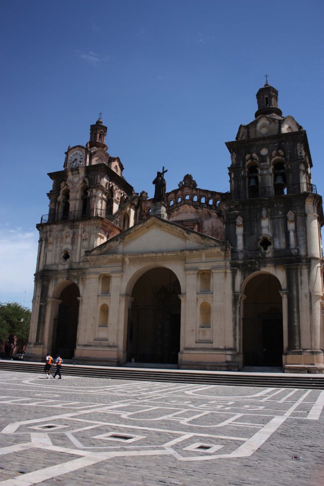 Inaugurada no século 18, a Catedral de Córdoba, levou quase 200 anos para ser concluída. O edifício é uma mistura de estilos: a fachada é neoclássica, a cúpula é românica e as torres são barrocas