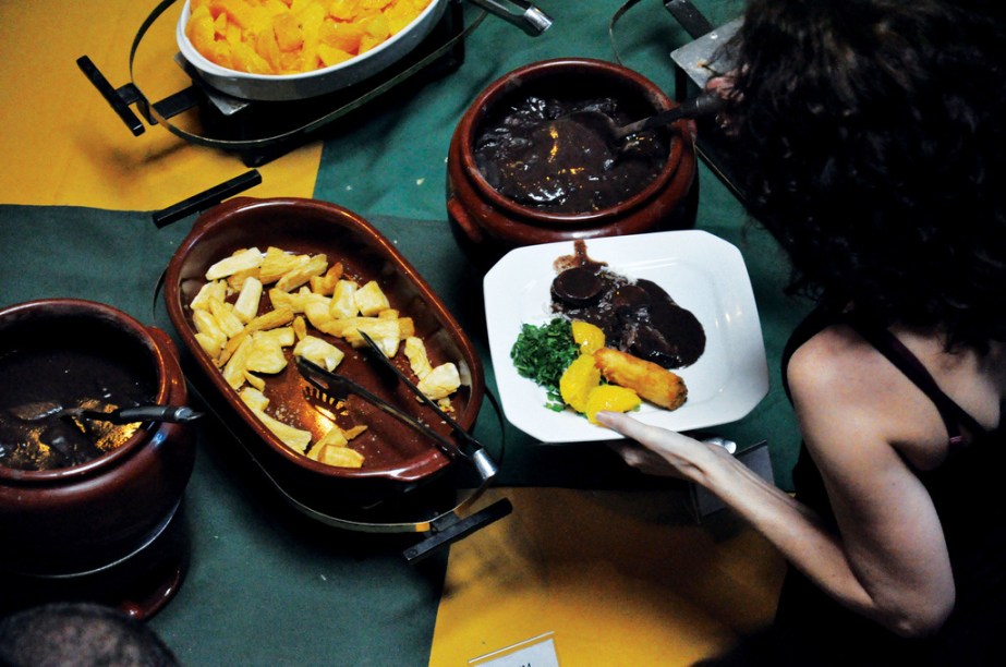 No Bossa Nossa, no bairro da Lapa, no Rio de Janeiro, a festa começa cedo aos sábados. A partir das 13h, uma farta feijoada é servida em caldeirões fumegantes, enquanto o chopp rola solto nas geladas serpentinas