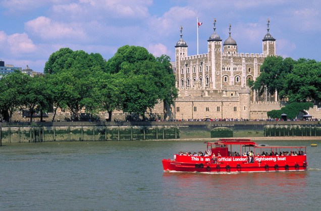 A histórica Torre de Londres, fortificação erguida por Guilherme, o Conquistador, às margens do Rio Tâmisa A histórica Torre de Londres, fortificação erguida por Guilherme, o Conquistador, às margens do Rio Tâmisa