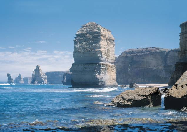 Os 12 apóstolos são pedras de até 70 metros de altura esculpidas pelo vento e pela água, que podem ser vistas pela Great Ocean Road, estrada que vai de Melbourne a Adelaide