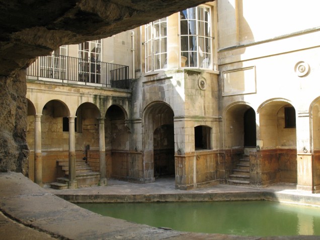 A visita às ruínas dos banhos romanos inclui as termas e o templo de Minerva, uma exibição de objetos arqueológicos e vários atores-guias dramatizando a vida dos romanos