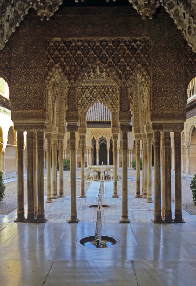 Pátio dos Leões, em Alhambra, revela o talento dos artesãos que deram forma às colunas de gesso e madeira